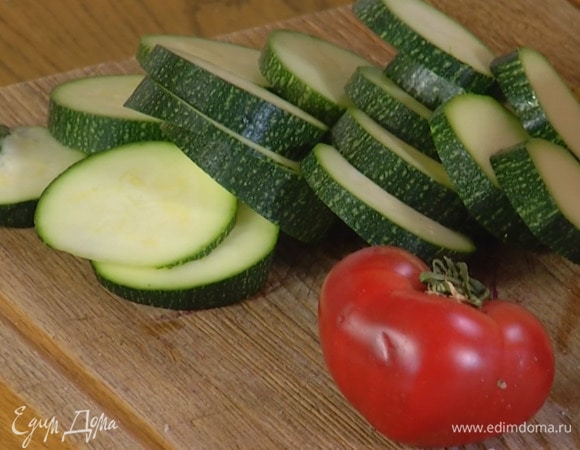 Цукини нарезать кружками потолще, чем баклажан.