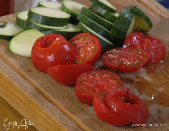 Помидоры, удалив плодоножку, разрезать пополам.