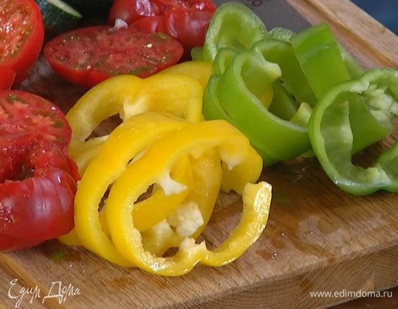 Сладкий перец, удалив плодоножки с семенами, нарезать поперек кольцами.