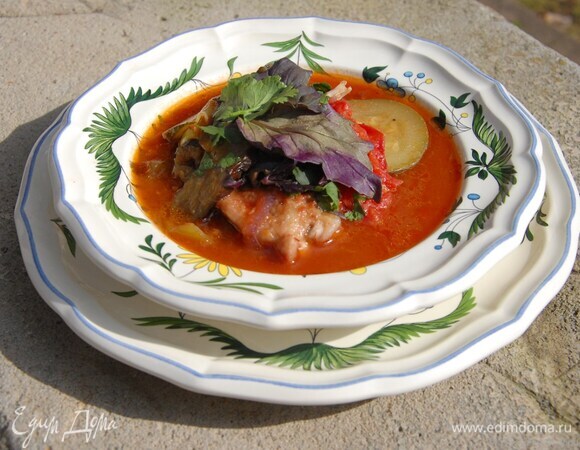 Кинзу и базилик порвать руками и посыпать готовое блюдо.