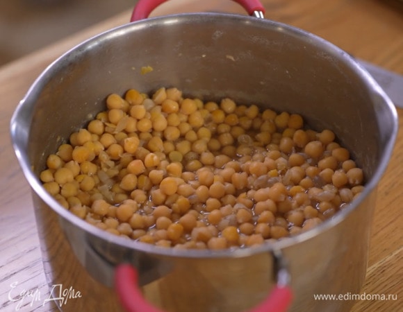 Нут предварительно замочить, затем отварить согласно инструкции на упаковке, воду слить и сохранить.