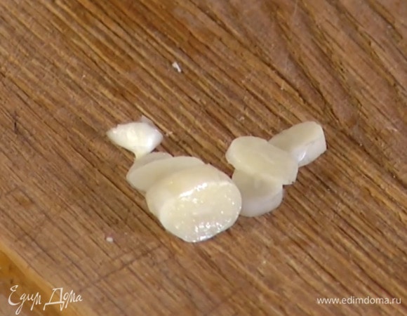 Чеснок почистить и порезать.