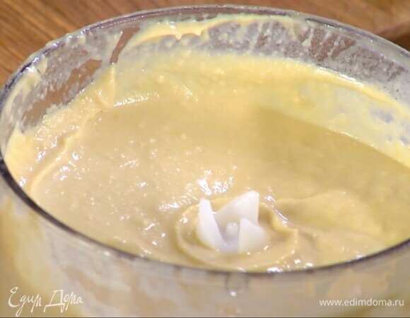 Готовый нут выложить в блендер, влить 2 ст. ложки воды, в которой он варился, и столько же оливкового масла, выжать сок из половинки лимона, добавить паприку, чеснок, тахини, все посолить и взбить.