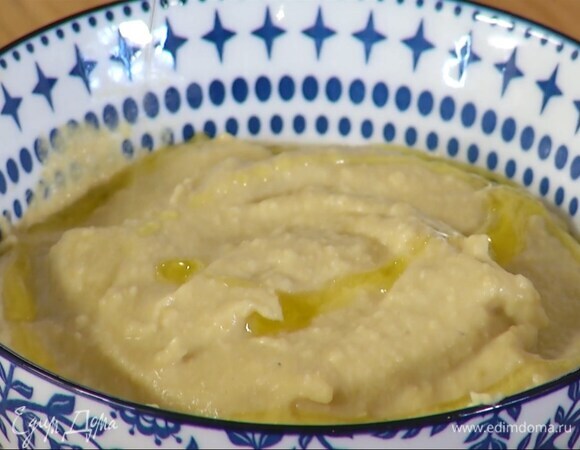 Выложить хумус в пиалу, сбрызнуть оливковым маслом и подавать с чипсами из лаваша.