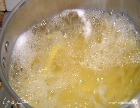 Макароны отваривать в подсоленной воде на пару минут меньше, чем указано на упаковке.