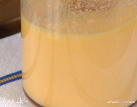 Яйца, 140 г сахара и ванильный экстракт взбивать блендером с насадкой-венчиком на самой высокой скорости 8–10 минут, пока не получится воздушная масса.