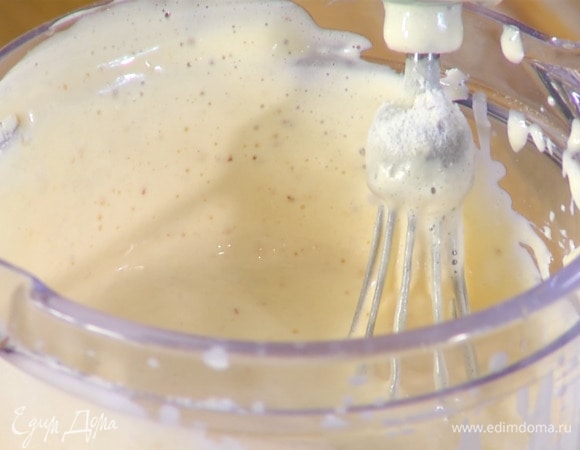 Оба вида муки перемешать с разрыхлителем и солью и порциями ввести в яичную массу, вымешивая венчиком.