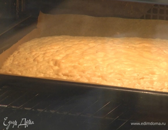 Выпекать в разогретой духовке 8–10 минут до появления золотистой корочки.