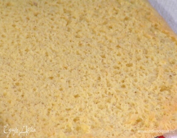 Расстелись полотенце, присыпать его оставшимся сахаром, перевернуть на него корж и дать ему отдохнуть, затем снять бумагу для выпечки.