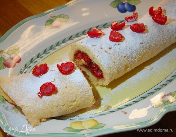 Переложить рулет на блюдо, посыпать сахарной пудрой и украсить оставшейся малиной.