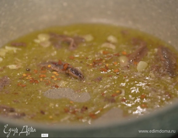 Разогреть в сковороде оливковое масло, выложить чеснок, анчоусы и, помешивая, обжарить, затем добавить пеперончино и, непрерывно перемешивая, дать анчоусам раствориться.