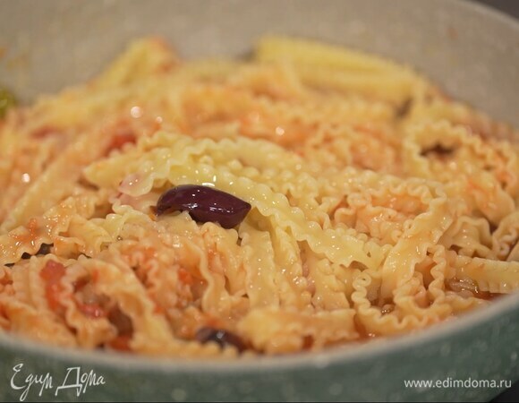 Макароны переложить в сковороду, влить немного воды, в которой они варились, увеличить огонь и прогревать, помешивая, 2–3 минуты.