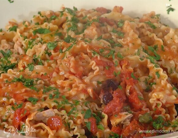 Тунца добавить в пасту, все перемешать и выложить на тарелку, посыпать измельченной петрушкой и сбрызнуть оливковым маслом Extra Virgin.