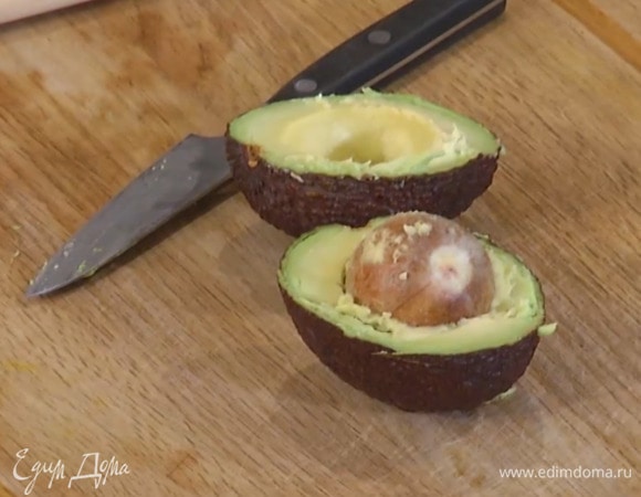 Авокадо разрезать пополам и, удалив косточку, вырезать мякоть.
