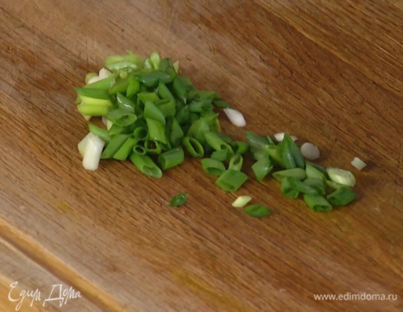 Зеленый лук тонко порезать наискосок.