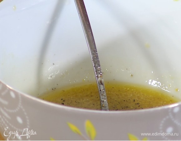 Приготовить заправку: сок грейпфрута соединить с оливковым маслом, добавить горчицу, листья тимьяна, все поперчить, посолить и перемешать.