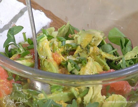 Салатный микс выложить в миску, добавить мякоть грейпфрута, авокадо, зеленый лук и все полить заправкой.