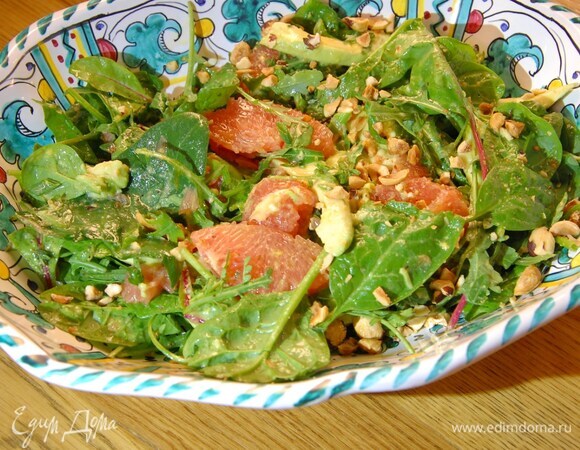 Фундук слегка измельчить в ступке и посыпать салат.