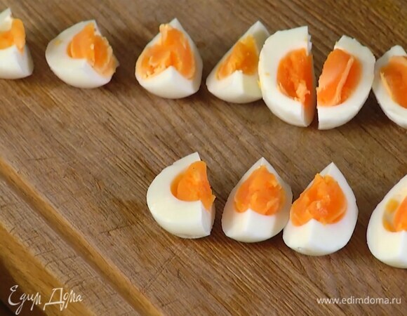 Яйца отварить, затем почистить и разрезать на 4 части.