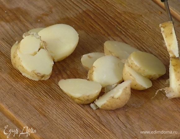 Картофель отварить в мундире, затем, не очищая, нарезать кружками.