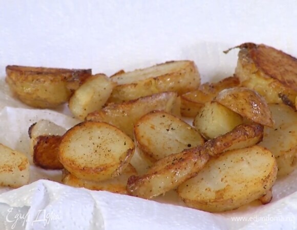 Разогреть в сковороде сливочное и оливковое масло, выложить картофель, слегка посолить, поперчить и обжаривать до появления золотистой корочки, затем переложить на бумажное полотенце.