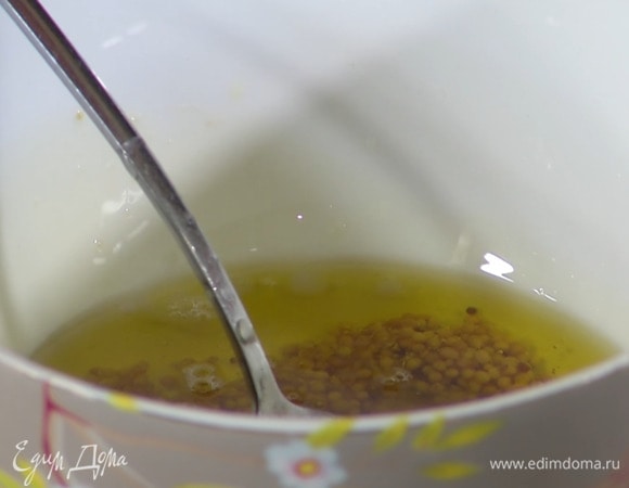 Приготовить заправку: из лимона выжать сок, добавить оливковое масло Extra Virgin, горчицу и все перемешать.