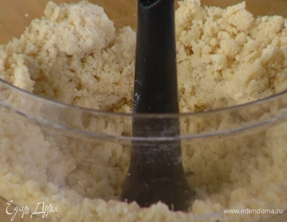 Добавить грецкие орехи, муку, соль и измельчить все в крошку, затем влить 2 ст. ложки ледяной воды и взбить еще немного.