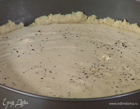 Удалить с подпеченного коржа бумагу с бобовыми, выложить начинку, посыпать перцем и отправить обратно в духовку, включив режим «горячий воздух».