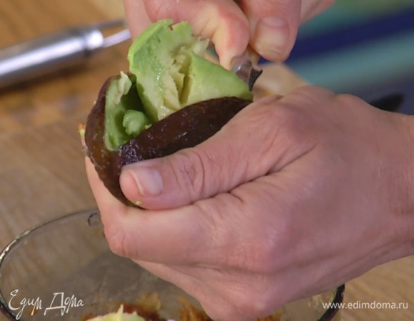 Авокадо разрезать пополам и, удалив косточки, ложкой вынуть мякоть.