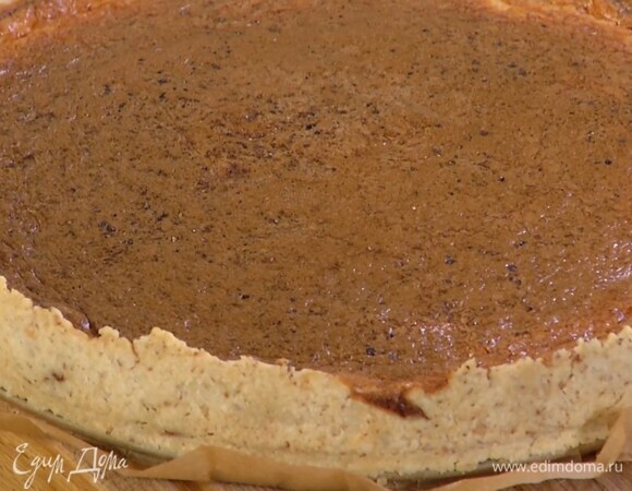 Когда тарт будет практически готов, понизить температуру до 175°С и выпекать еще 5 минут.