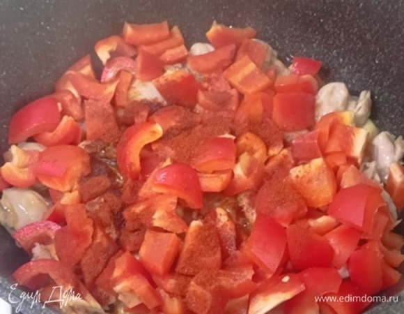 Перец нарежьте крупными кубиками. У меня было два очень крупных перца. Выложите к мясу, пока не перемешали, на перец высыпьте паприку. Это важно, чтобы она не попала сразу на горячее дно сотейника. Теперь перемешайте и пару минут обжарьте на таком же сильном огне.