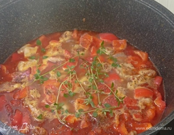 Влейте бульон или горячую воду, приправьте солью и перцем. И какое средиземноморское блюдо без свежего тимьяна? Используйте столько веточек, сколько не жалко, от души и по вкусу. Убавьте наргрев печи, накройте крышкой и тушите до готовности курицы.