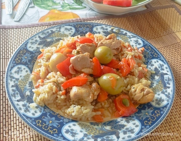 В практически готовое блюдо выложите оливки (маслины) и каперсы, перемешайте и подержите на огне минут 5. Все. Приятного аппетита, вкусного лета!