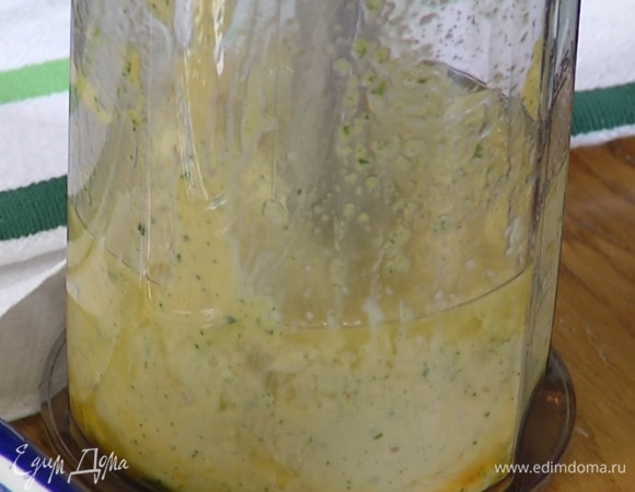 Приготовить майонез: в стакан для взбивания выжать немного лимонного сока, добавить яичный желток, горчицу, очищенный зубчик чеснока и листья тархуна, влить растительное масло, посолить и взбить погружным блендером, затем выжать из половинки лимона оставшийся сок, влить уксус и взбить все в однородную массу, влить 1–2 ст. ложки прохладной кипяченой воды и взбить еще немного.