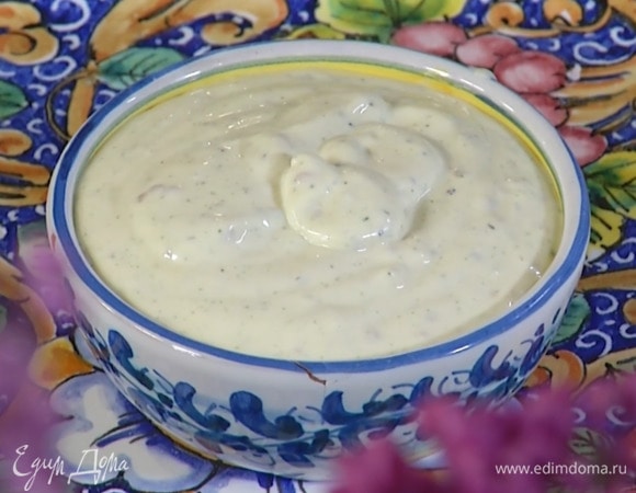 Приготовить соус: в пиалу выложить 2 ст. ложки майонеза, добавить йогурт, горчицу и мед, выжать сок из четвертинки лимона, все поперчить и перемешать.