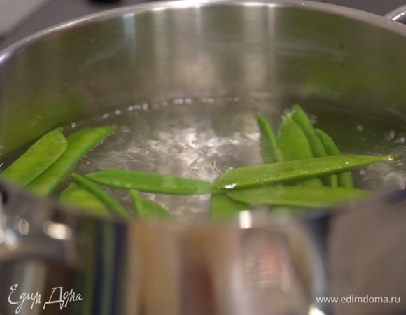 Стручки гороха опустить на несколько минут в кипящую воду, затем откинуть на дуршлаг и обдать холодной водой.