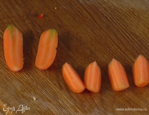 Морковь, редис и огурцы разрезать вдоль пополам.