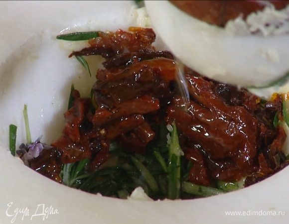 Приготовить маринад: чеснок почистить и растереть в ступке с щепоткой соли, добавить листья розмарина, немного соли и все перетереть, затем выложить в ступку вяленые помидоры, влить оливковое масло и еще раз растереть.