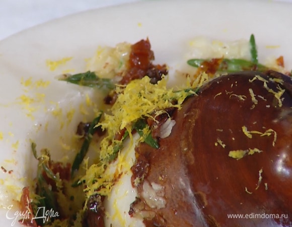 Цедру лимона натереть на мелкой терке, добавить в ступку и перемешать.