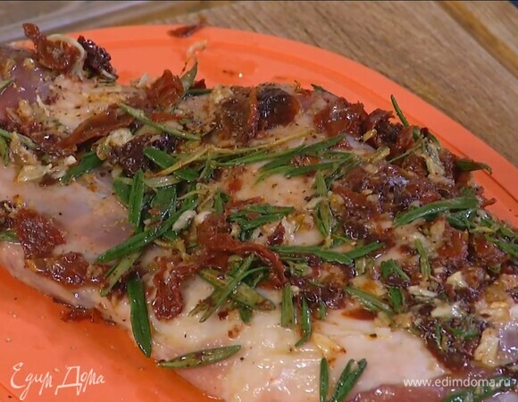 Мясо очистить от внешних пленок, часто и неглубоко наколоть кончиком ножа, поперчить и натереть маринадом со всех сторон.