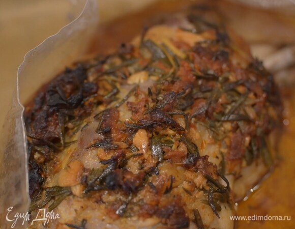 Запекать мясо в разогретой духовке 30 минут, затем убавить температуру до 150°С и запекать еще полтора часа.