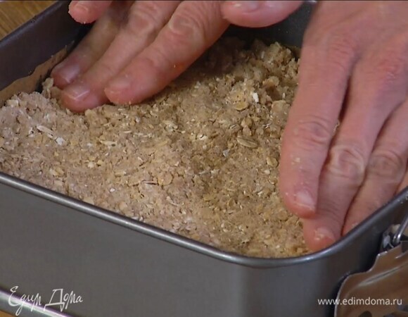 Клубничный джем равномерно распределить по поверхности коржа, сверху разложить оставшуюся крошку и слегка прижать ложкой или рукой.