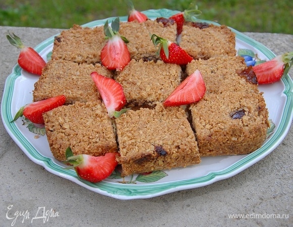 Остывший корж вынуть из формы, нарезать квадратиками и украсить клубникой.