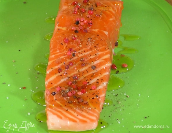 Филе лосося посолить, поперчить, посыпать частью розового перца, слегка сбрызнуть оливковым маслом.