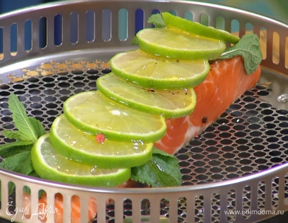 Поместить рыбу в форму для запекания, сверху разложить листья мяты и ломтики лайма и запекать 10 минут в аэрогриле при температуре 200°С.