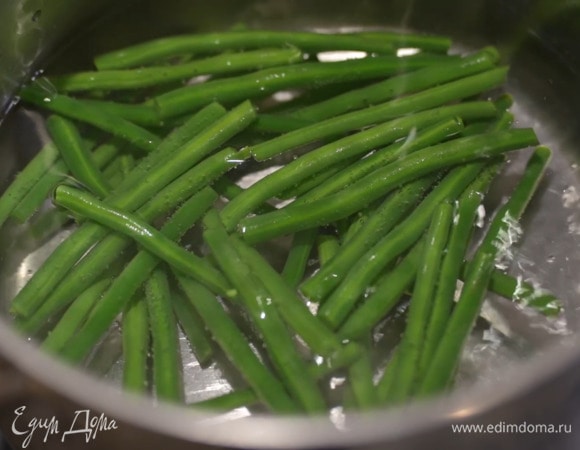 Стручковую фасоль опустить на несколько минут в кипящую воду.