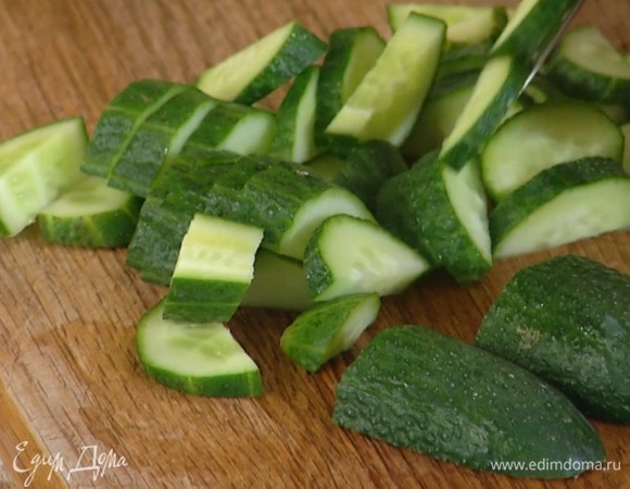 Огурец нарезать полукружьями.