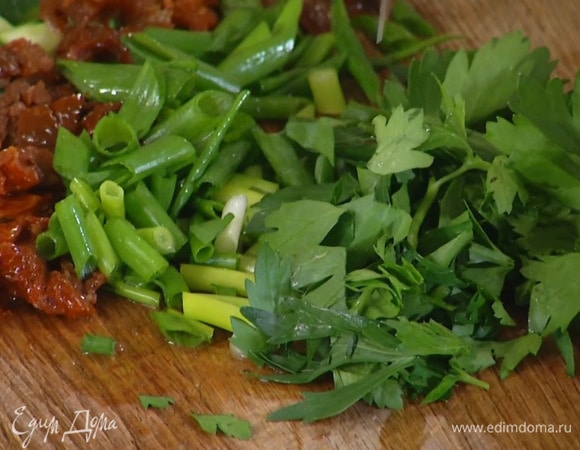 Зеленый лук и петрушку порезать крупно.