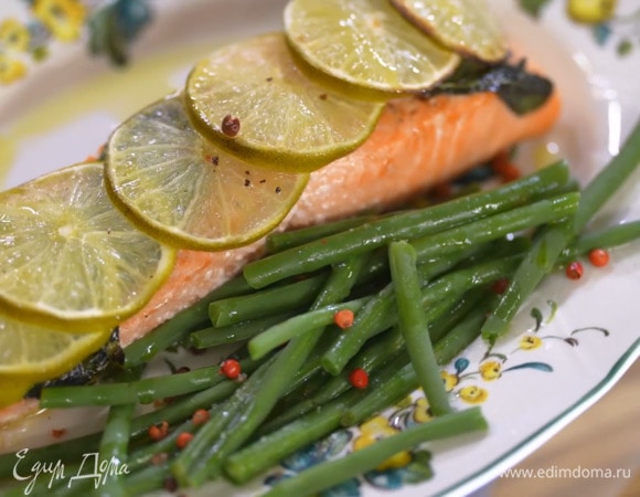 На тарелку выложить готовую рыбу, добавить фасоль, посыпать ее оставшимся розовым перцем, посолить, сбрызнуть соком лайма и оливковым маслом.<br />
Подавать с салатом.<br />
 