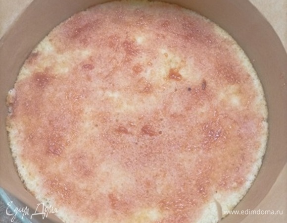 Бока разъемной формы диаметром 26 см смазать маслом, дно выстлать пекарской бумагой. Духовку включить на 180°C (с конвекцией — 160°C). Для бисквитной основы муку смешать с разрыхлителем. Мягкое сливочное масло с сахаром взбить миксером до пышности. Продолжая взбивать, ввести по одному яйца (среднего размера). Подсеять муку с разрыхлителем и перемешать. Вылить тесто в подготовленную форму, поместить в духовку и выпекать в нижней трети духовки примерно 20 минут. Бисквит извлечь из формы и остудить. Остывшую бисквитную основу выложить на сервировочное блюдо, смазать фруктовым джемом и надеть кольцо или использовать ту же разъемную форму, в которой выпекали.